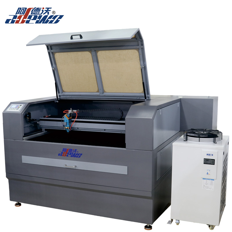 Máquina de corte a laser com madeira compensada de baixa potência, fabricando a laser